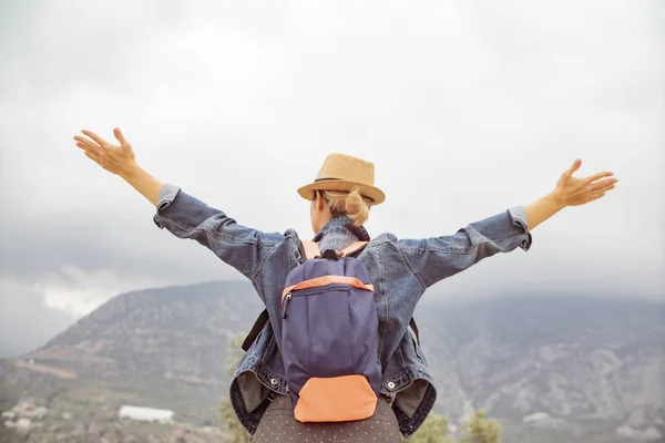 Viaggiatore Sullo Sfondo Delle Montagne — Foto Stock