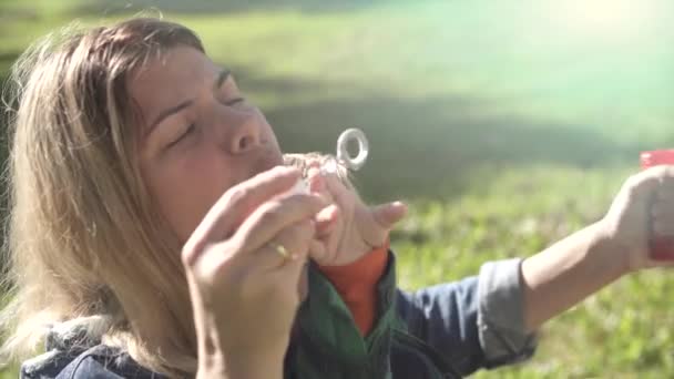 Madre Figlio Sullo Sfondo Erba Verde Una Giornata Sole — Video Stock