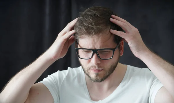 Seorang Pria Dengan Sakit Kepala Menderita — Stok Foto
