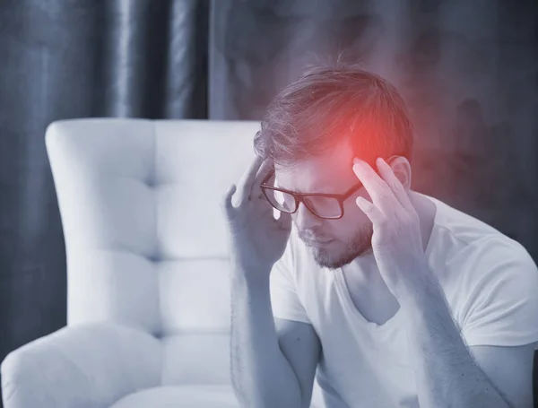 痛みに苦しむ頭痛を持つ男 — ストック写真