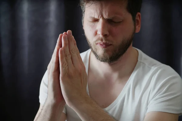 Seorang Pria Berdoa Menutup Potret — Stok Foto
