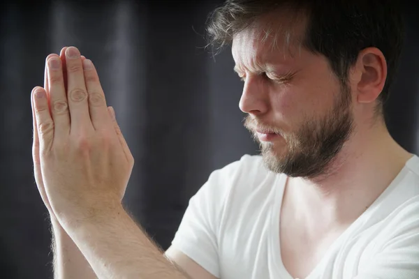 Seorang Pria Berdoa Menutup Potret — Stok Foto