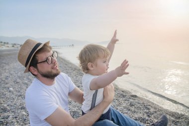sahilde küçük bir erkek oğlu ile baba