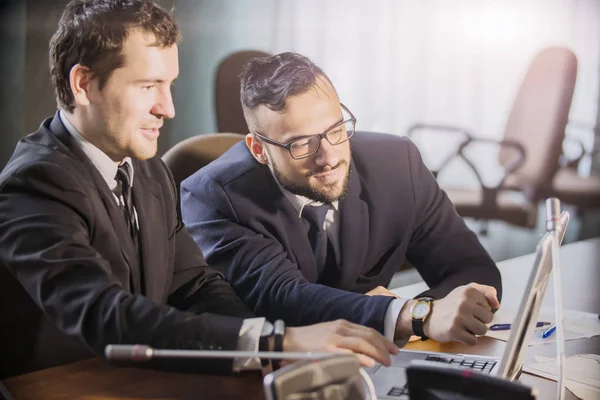 Imagen Dos Jóvenes Empresarios Discutiendo Documento Touchpad Reunión —  Fotos de Stock