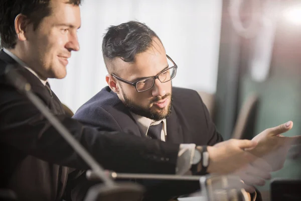 Imagen Dos Jóvenes Empresarios Discutiendo Documento Touchpad Reunión — Foto de Stock