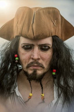 bir korsan takım elbise giymiş bir adam