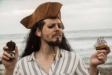 bir korsan takım elbise giymiş bir adam