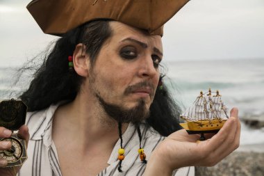 bir korsan takım elbise giymiş bir adam