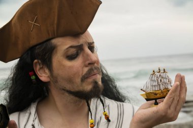 bir korsan takım elbise giymiş bir adam