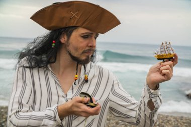 bir korsan takım elbise giymiş bir adam