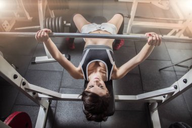 güzel genç kız spor ve fitness devreye girer