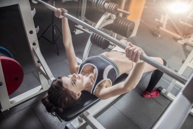 güzel genç kız spor ve fitness devreye girer