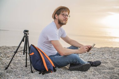 deniz tarafından adam turist hipster