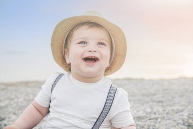 Deniz kenarında küçük bir çocuk