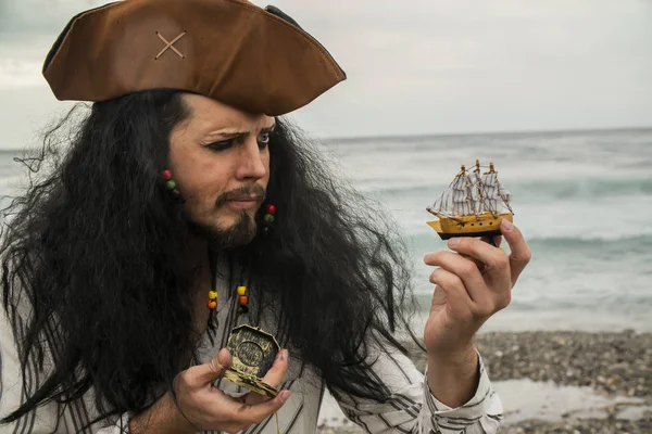 Homem Vestido Com Fato Pirata — Fotografia de Stock