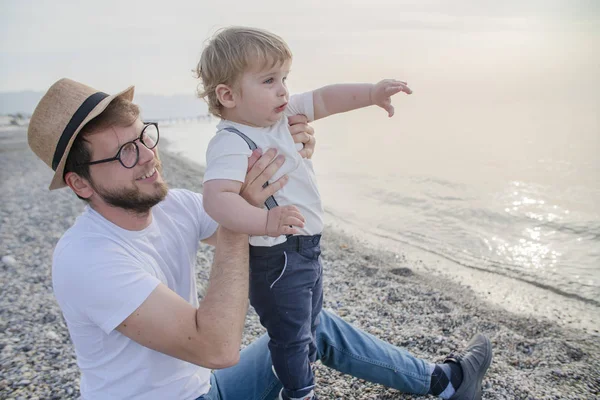 ビーチで小さな男の子の息子を持つ父親 — ストック写真