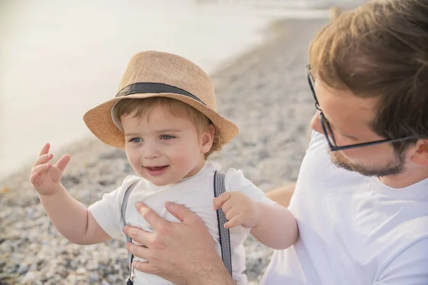 ビーチで小さな男の子の息子を持つ父親 — ストック写真