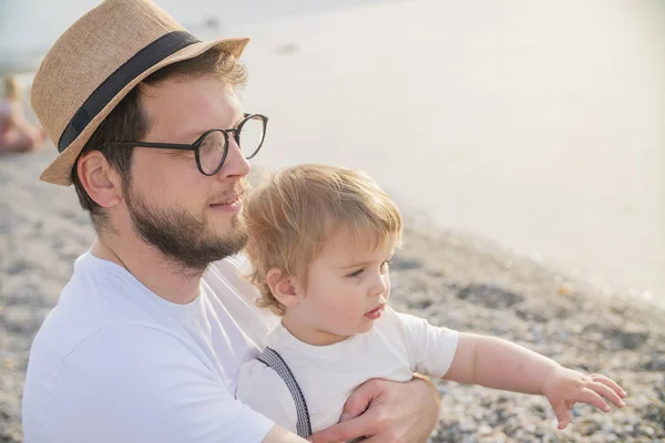 ビーチで小さな男の子の息子を持つ父親 — ストック写真