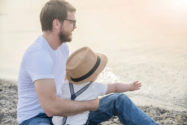 Padre Con Bambino Figlio Sulla Spiaggia — Foto Stock