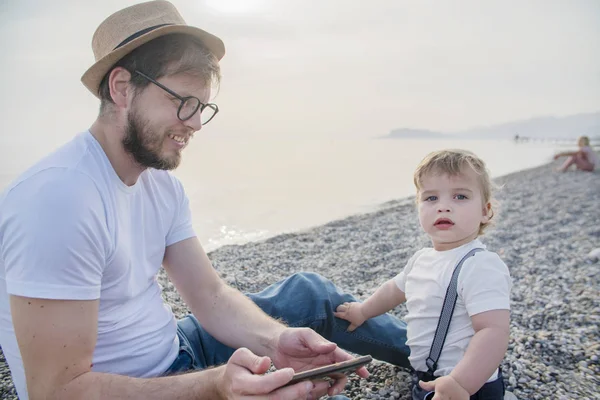 Padre Con Bambino Figlio Sulla Spiaggia — Foto Stock