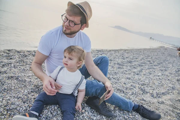 Padre Con Bambino Figlio Sulla Spiaggia — Foto Stock