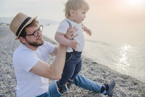 ビーチで小さな男の子の息子を持つ父親 — ストック写真