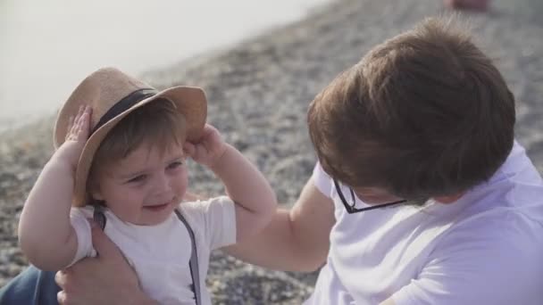 Padre Con Hijo Pequeño Playa — Vídeo de stock