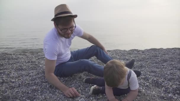 Vater Mit Kleinem Sohn Strand — Stockvideo