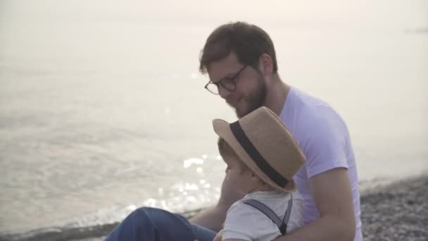 Padre Con Hijo Pequeño Playa — Vídeos de Stock