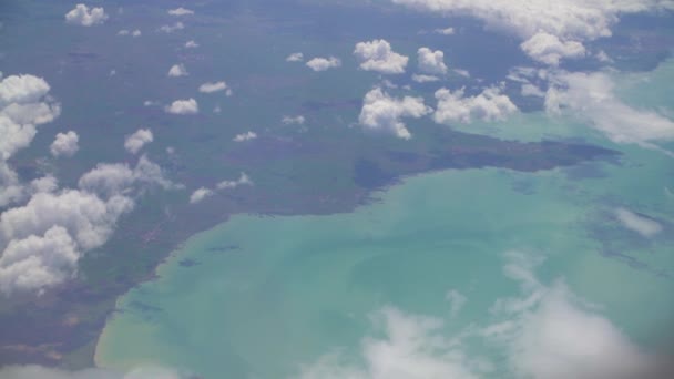 Blick Von Oben Auf Wolken Und Meer Aus Dem Flugzeug — Stockvideo