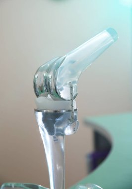 Pelvis kemiğine kalça protezi takıldı