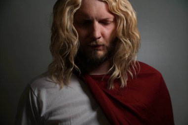 İsa Mesih portre hafif bir arka plan üzerinde