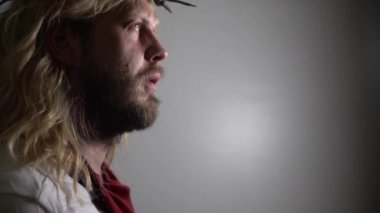 İsa Mesih portre hafif bir arka plan üzerinde