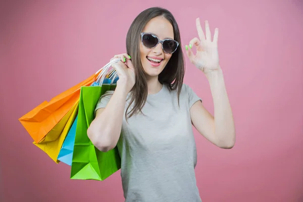 Schönes Mädchen Mit Sonnenbrille Und Einkaufstüten — Stockfoto