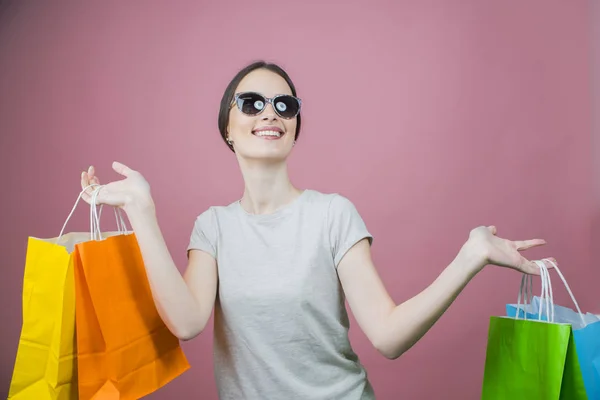 Schönes Mädchen Mit Sonnenbrille Und Einkaufstüten — Stockfoto