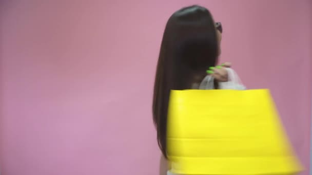Schönes Mädchen Mit Einkaufstaschen — Stockvideo