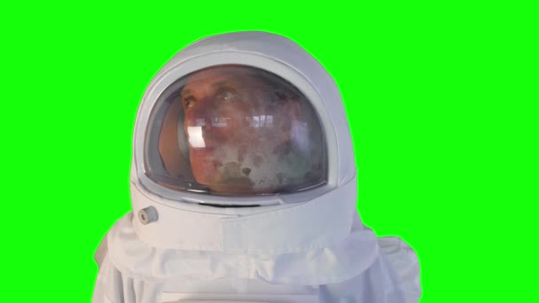 Astronauta Guarda Intorno Uno Sfondo Verde — Video Stock