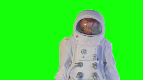 Astronauta Avanza Sobre Fondo Verde — Vídeo de stock