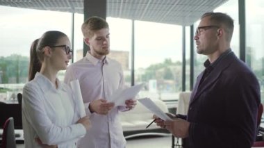 ofiste tartışma ve planlama kavramı işadamları