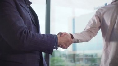 ofiste iki işadamının el sıkışma