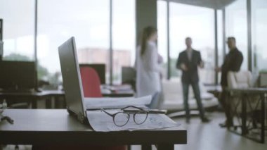 Bulanıklık arka plan üzerinde mali rapor kağıtları ile masada dizüstü bilgisayar ile yakın çekim ofis masası. işadamları tartışma ve planlama, bulanıklık arka plan kavramı