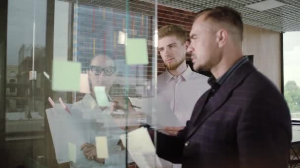 Grupo Jóvenes Empresarios Pie Juntos Una Oficina Moderna Viendo Gerente — Vídeo de stock