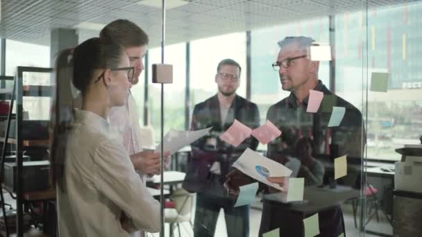 Concepto Planificación Hombre Negocios Frente Cristal Marcador Pared Pegatinas Oficina — Vídeo de stock