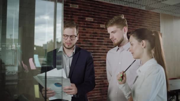 Grupo Jovens Empresários Juntos Escritório Moderno Assistindo Seu Gerente Desenhar — Vídeo de Stock