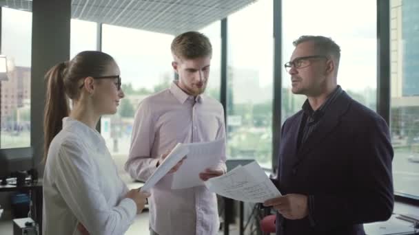 Empresarios Discutiendo Planificando Concepto Oficina — Vídeo de stock