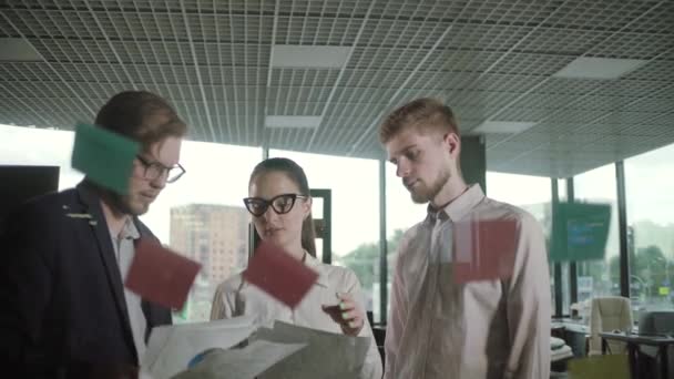 彼らのマネージャーを見て 近代的なオフィスで一緒に立っている若いビジネスマンのグループ — ストック動画