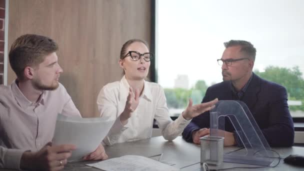 Mujer Líder Negocios Una Reunión Empresarios Oficina — Vídeo de stock