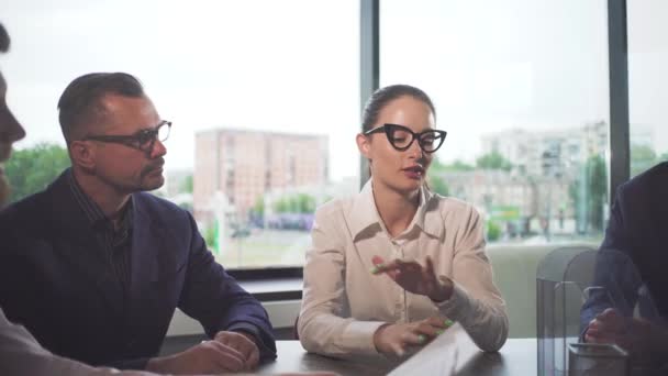 Mujer Líder Negocios Una Reunión Empresarios Oficina — Vídeo de stock