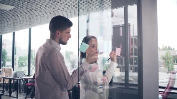 Joven Hombre Negocios Escribiendo Tablero Cristal Oficina — Vídeos de Stock