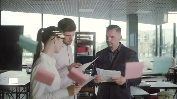 Gruppe Junger Geschäftsleute Die Zusammen Einem Modernen Büro Stehen Und — Stockvideo